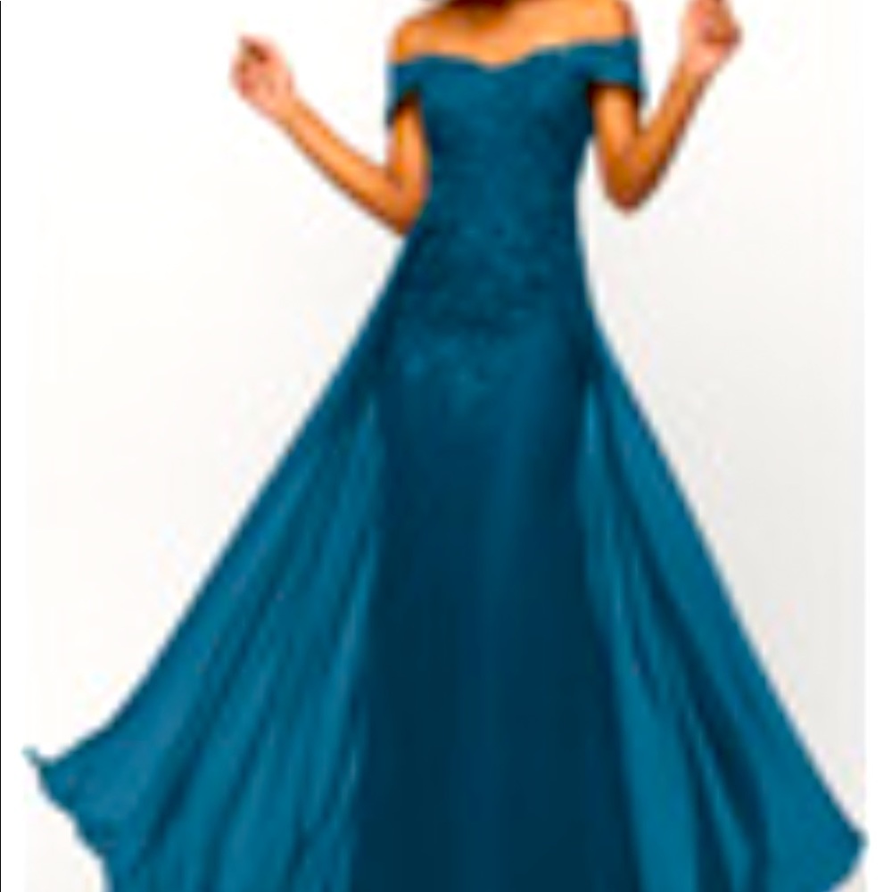 Mother of the Bride/Groom Beautiful NWT Portrait Neckline with Sequins Bodice
